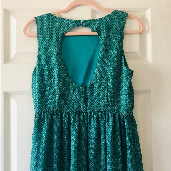 Sleeveless dress with keyhole back - Picture 2 of 4